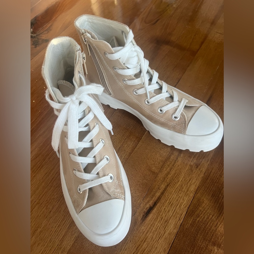 Cushionaire Vespa sneakers in beige. Size 7.5